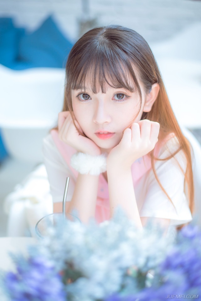 “嗯，这个我记得，叔至还曾问过是否趁机攻入柴桑。”诸葛亮闻言点点头道，言语中也有些无奈，如果换个时机或者局势，那的确是打入江东的一个好机会，至少占据了江夏和柴桑这两处地方，等于是把江东的门户握在手里，江东水军是厉害，但他们完全可以避开水军的弱点，由柴桑走陆路打进江东，可惜眼下的局势不允许，除非有十足的把握能在短时间内把江东给收拾了，否则，只会让双方本就已经降到冰点的关系彻底破裂，再也没有转圜的余地。